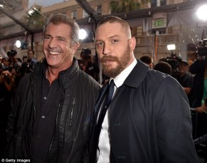 286F1C9600000578-3073155-No_hard_feelings_Mel_Gibson_smiles_at_Mad_Max_premiere_as_he_pos-m-2_1431062202116